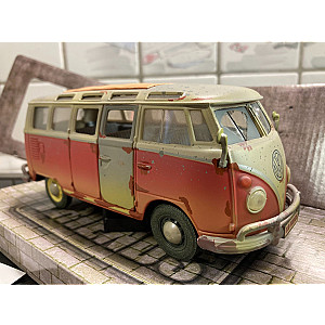 Maisto 1:24 Ref. 32108 Volkswagen Van Samba "Old Friends"