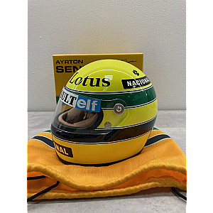 Capacete à escala 1/2 do piloto Ayrton Senna quando conduzia o Lotus 97T na temporada de F1 de 1985