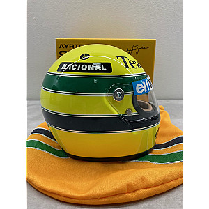 Capacete à escala 1/2 do piloto Ayrton Senna quando conduzia o Lotus 97T na temporada de F1 de 1985