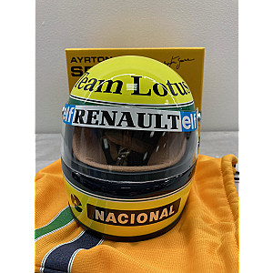 Capacete à escala 1/2 do piloto Ayrton Senna quando conduzia o Lotus 97T na temporada de F1 de 1985