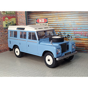 Land Rover series III 109, azul clarolight blue, 1980