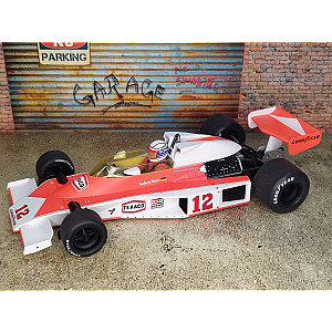 MCG 1:18 MCG18613F McLaren M23 #12 da Marlboro Team McLaren conduzido por Jochen Mass no circuito F1 da Alemanha em 1976. Com decalques para aplicar