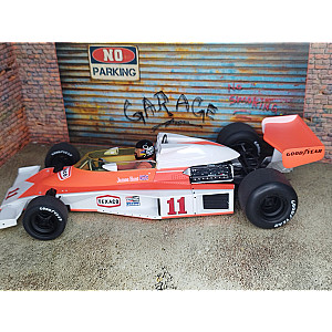 MCG McLaren M23 #11 da Marlboro Team McLaren conduzido por James Hunt no circuito F1 da Alemanha em 1976. Com decalques para aplicar