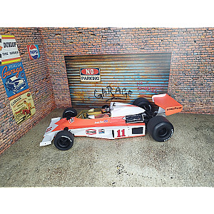 MCG McLaren M23 #11 da Marlboro Team McLaren conduzido por James Hunt no circuito F1 da Alemanha em 1976. Com decalques para aplicar